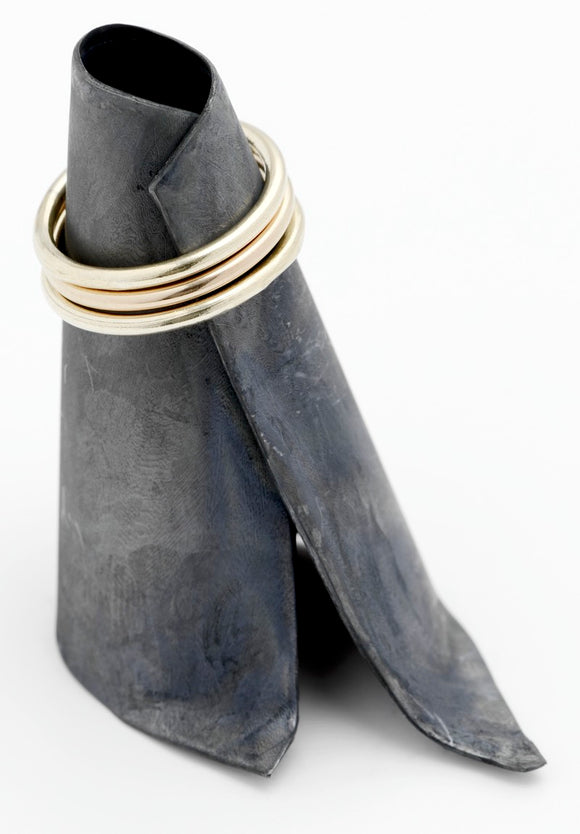 Metal Crumble round-profile gold rings