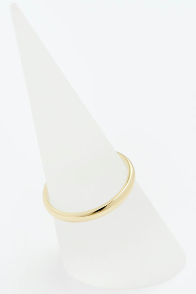 Flat profile gold band.