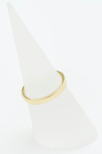 Flat profile gold band.