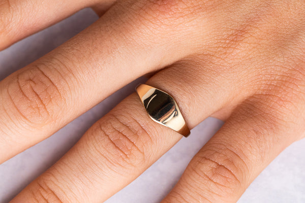 Continuous style signet in 925 sterling and 9carat yellow gold.