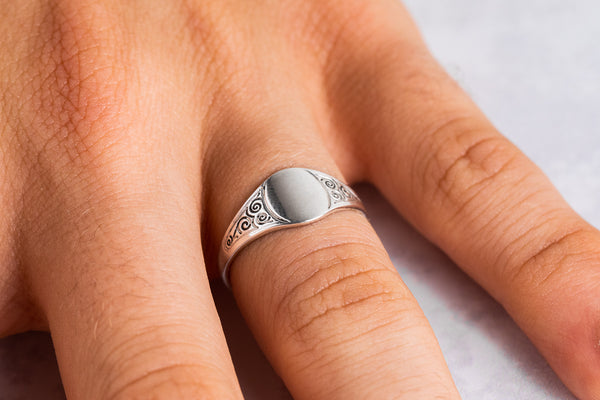 Continuous style signet in 925 sterling and 9carat yellow gold.