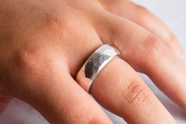 Heavy hammered bands.